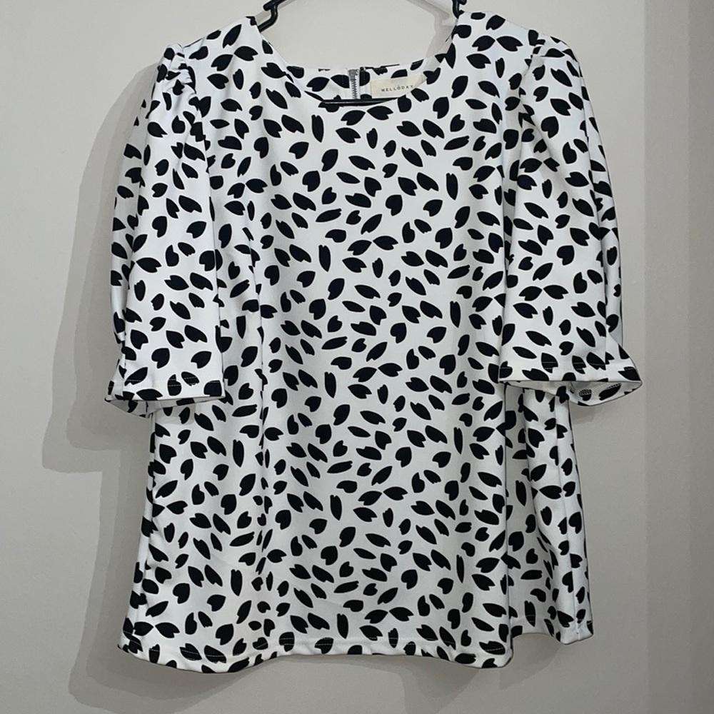 Black and white top, L